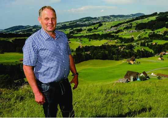 Sepp Neff-Fust präsidiert im neuen Amtsjahr den Grossen Rat von Appenzell Innerrhoden. Rechts im Bild sein Bauernhaus «obere Rüti»